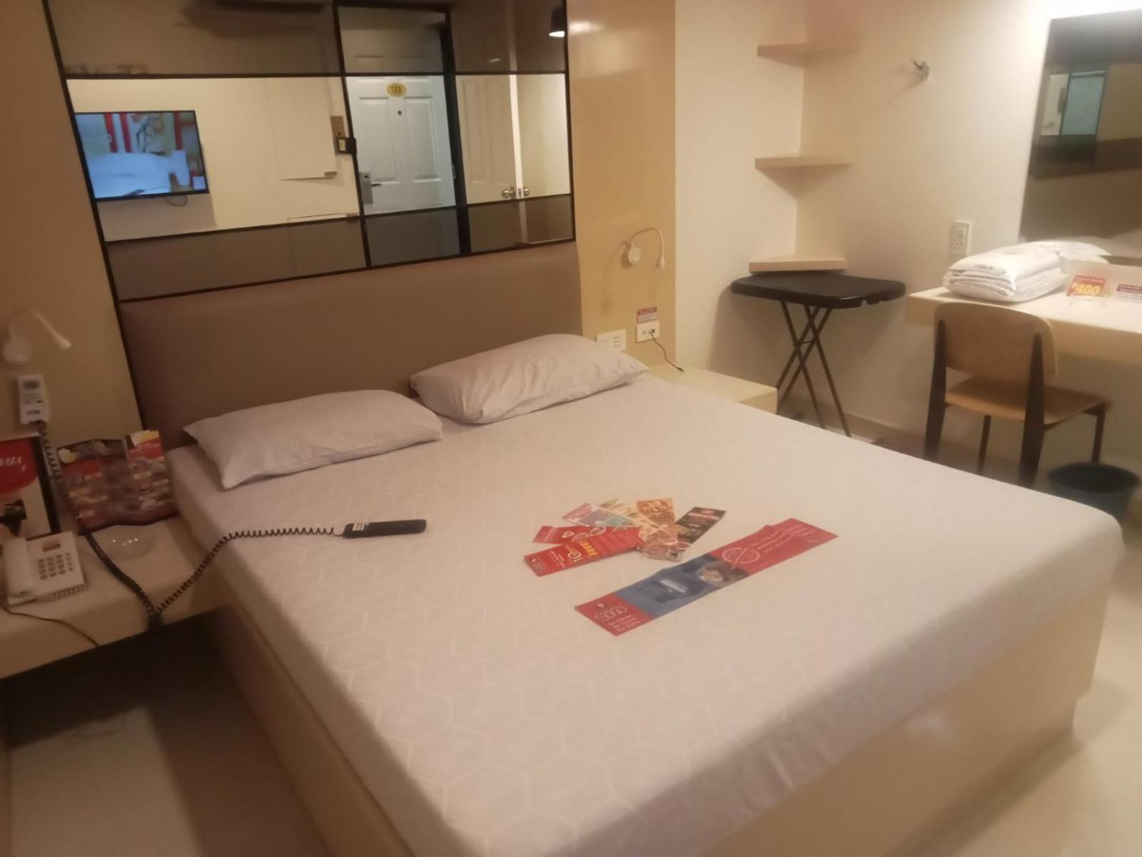 Hotel Sogo Pasay Wood Street Экстерьер фото