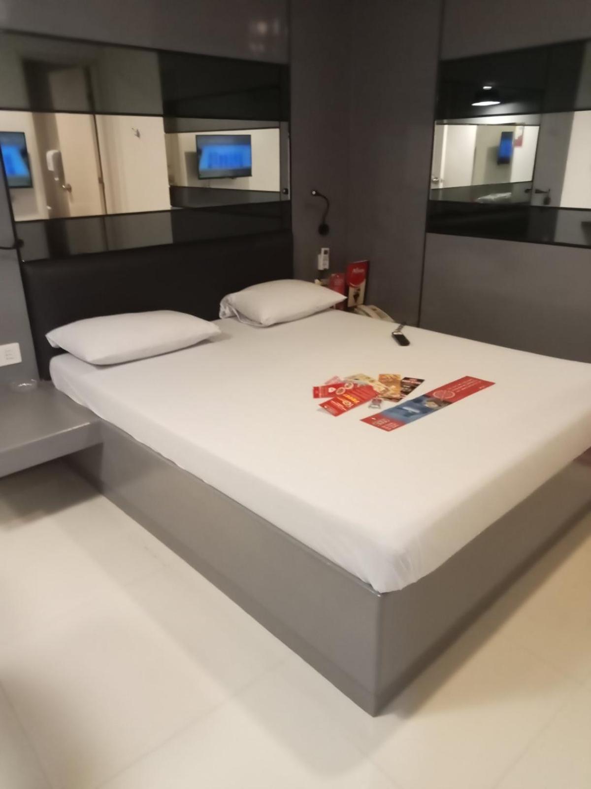 Hotel Sogo Pasay Wood Street Экстерьер фото