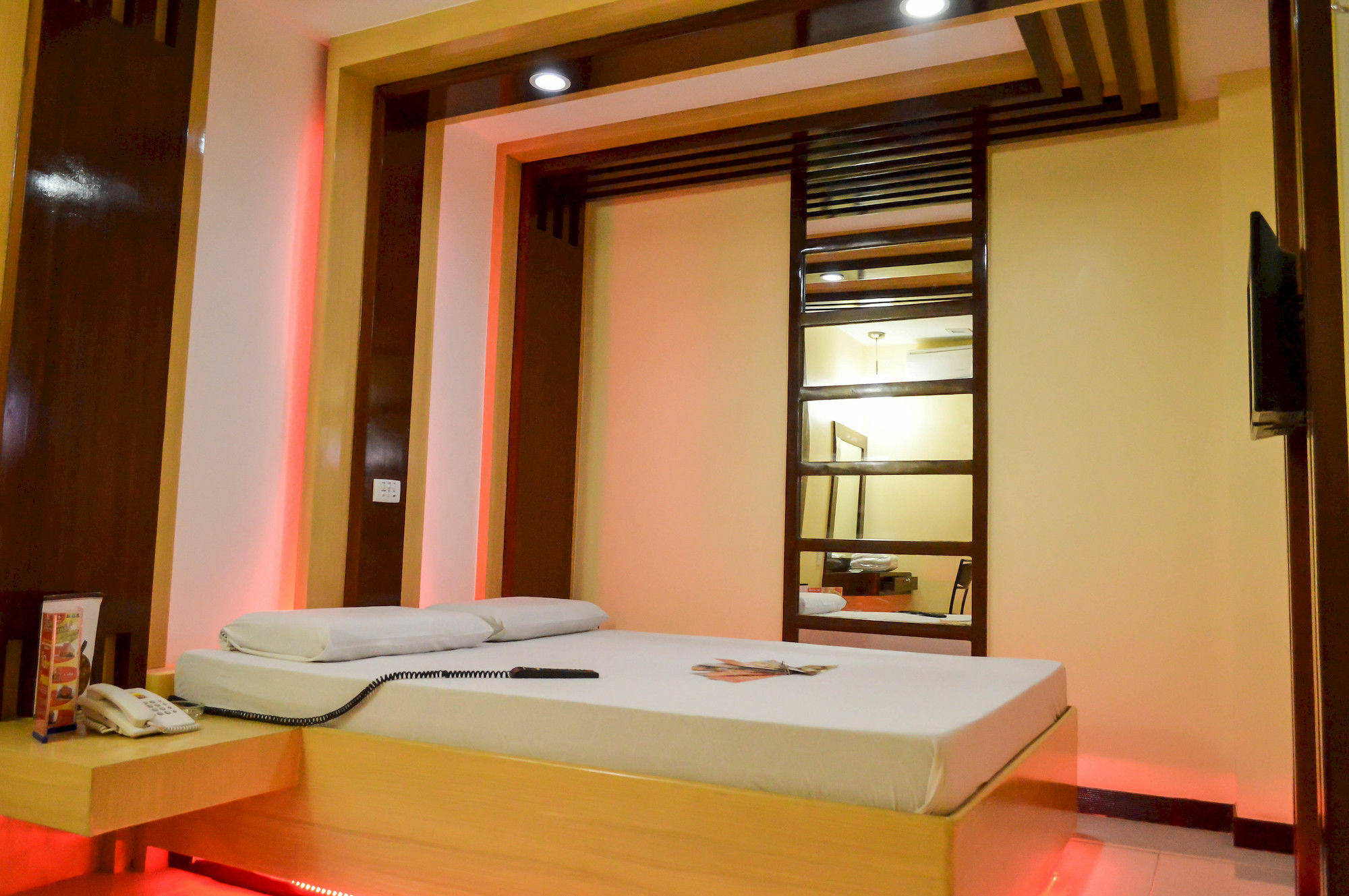 Hotel Sogo Pasay Wood Street Экстерьер фото