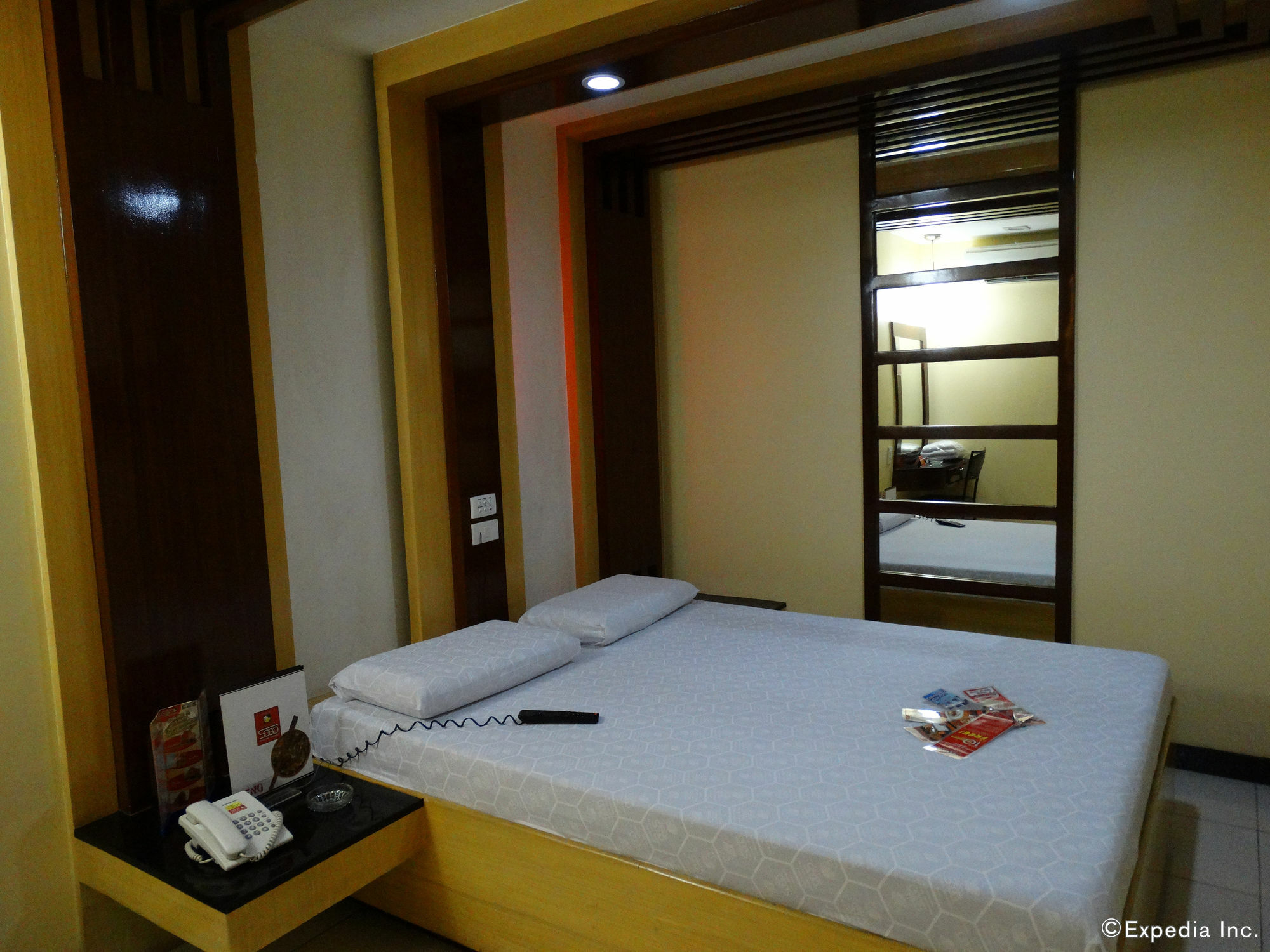 Hotel Sogo Pasay Wood Street Экстерьер фото