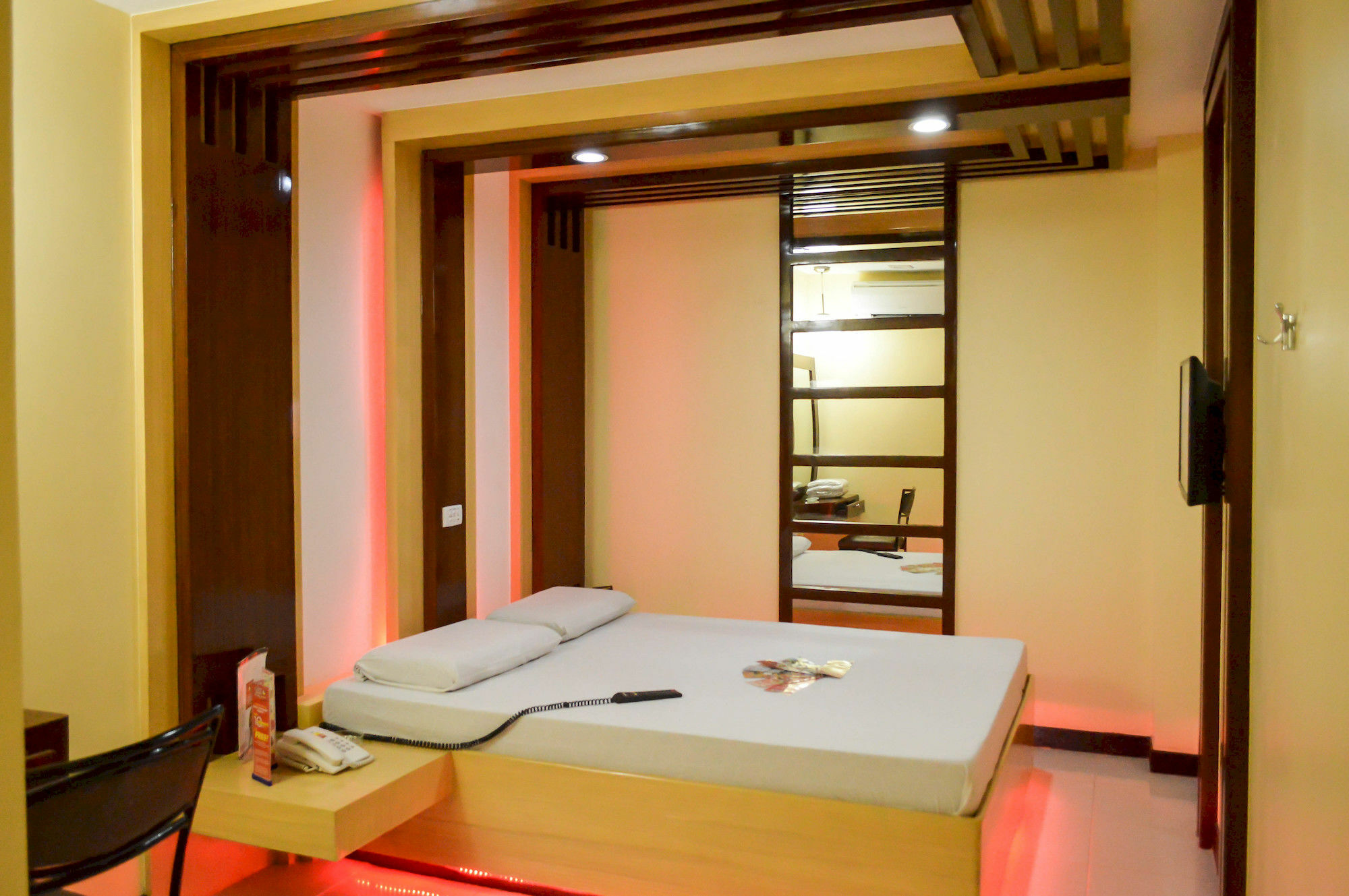 Hotel Sogo Pasay Wood Street Экстерьер фото